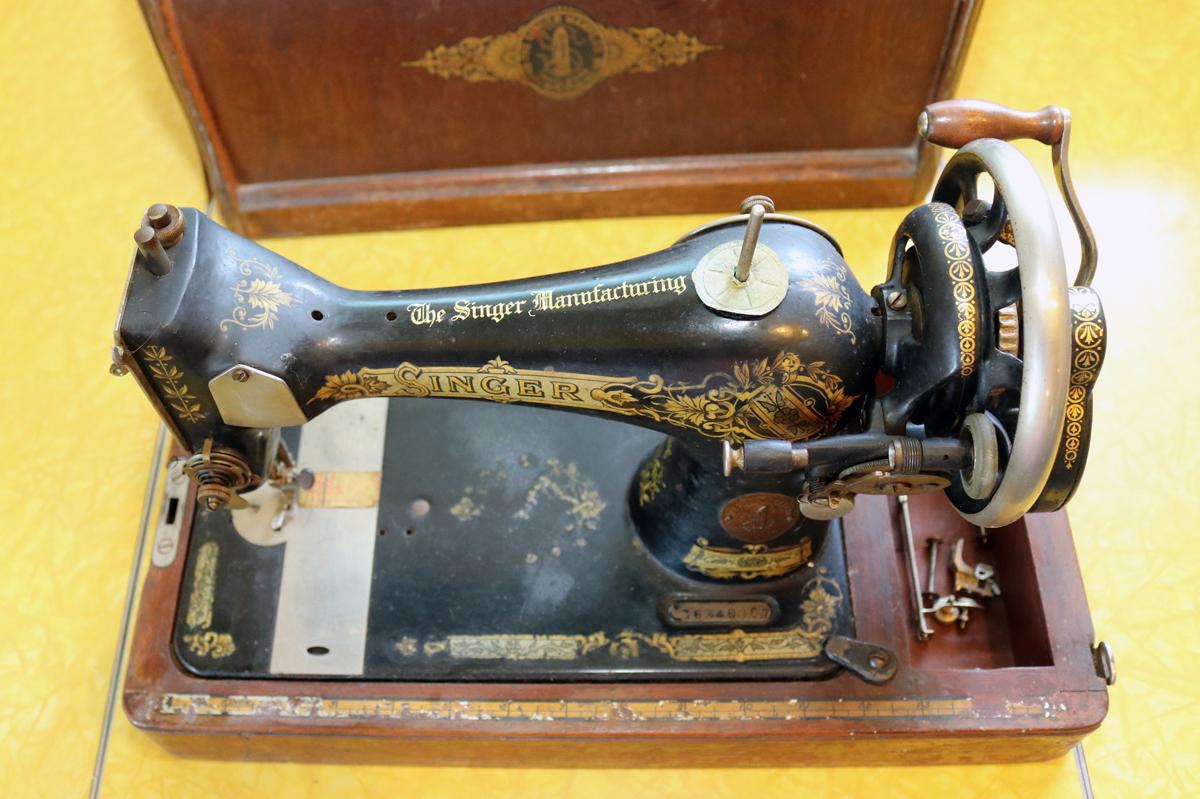 Antique Hand Crank Singer Sewing Machine with Case, Serial #G6240907