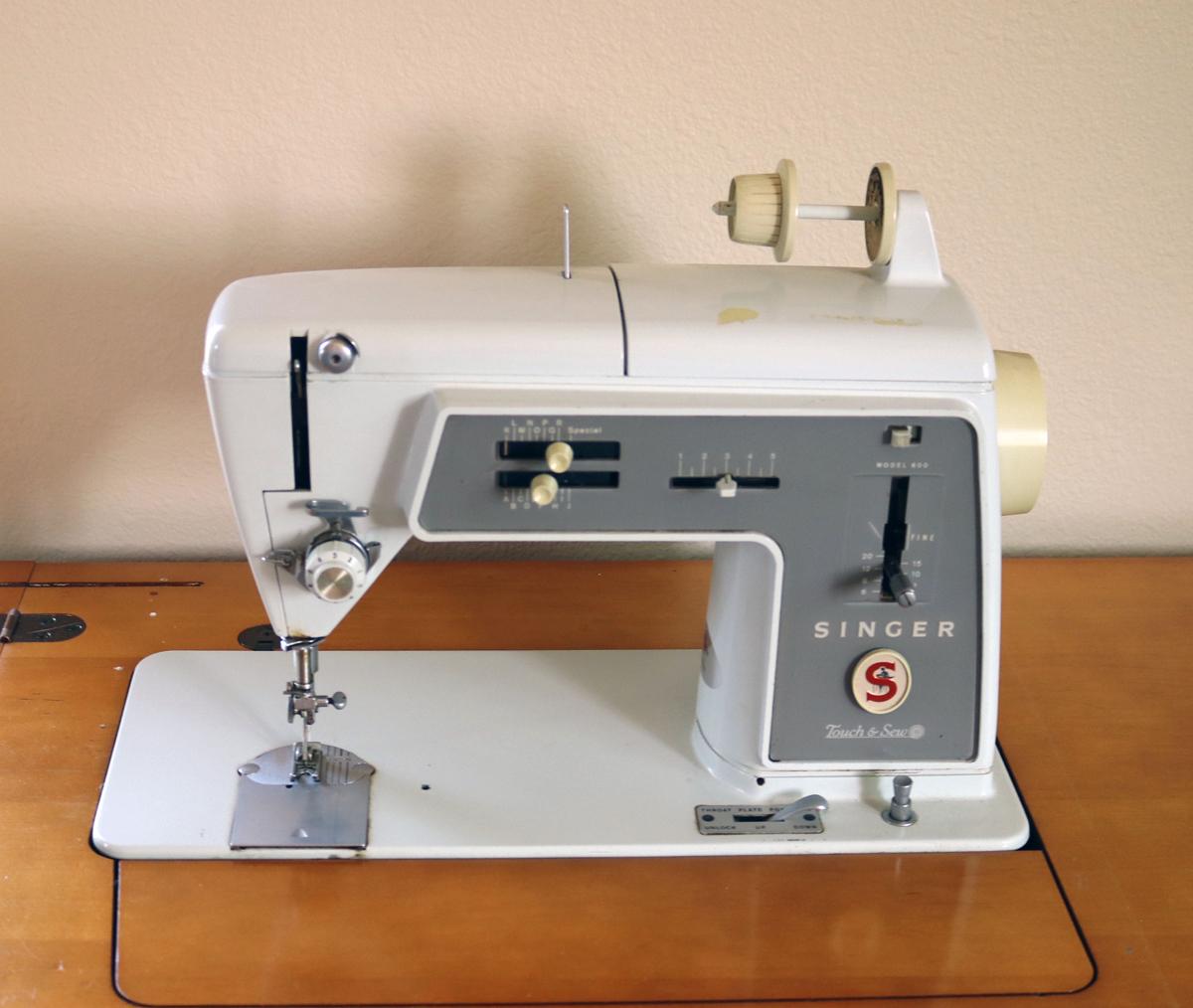 Singer Touch & Sew Sewing Machine Model 600 w/ Cabinet