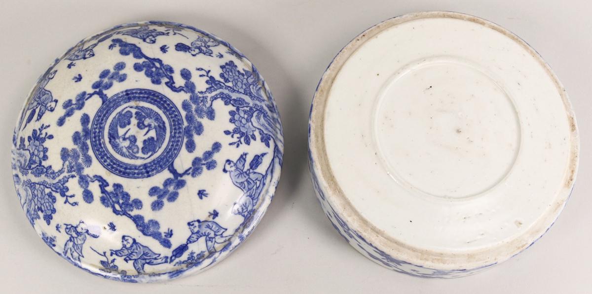 Chinese Blue & White Porcelain Round Trinket Box