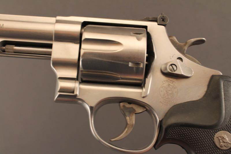 handgun SMITH & WESSON MODEL 629-6 CLASSIC, .44 MAG REVOLVER