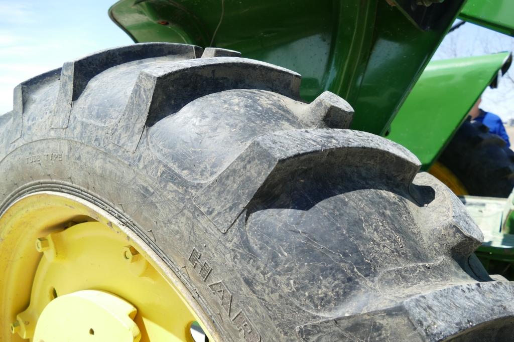 John Deere 2520 Gas Tractor w/ Loader