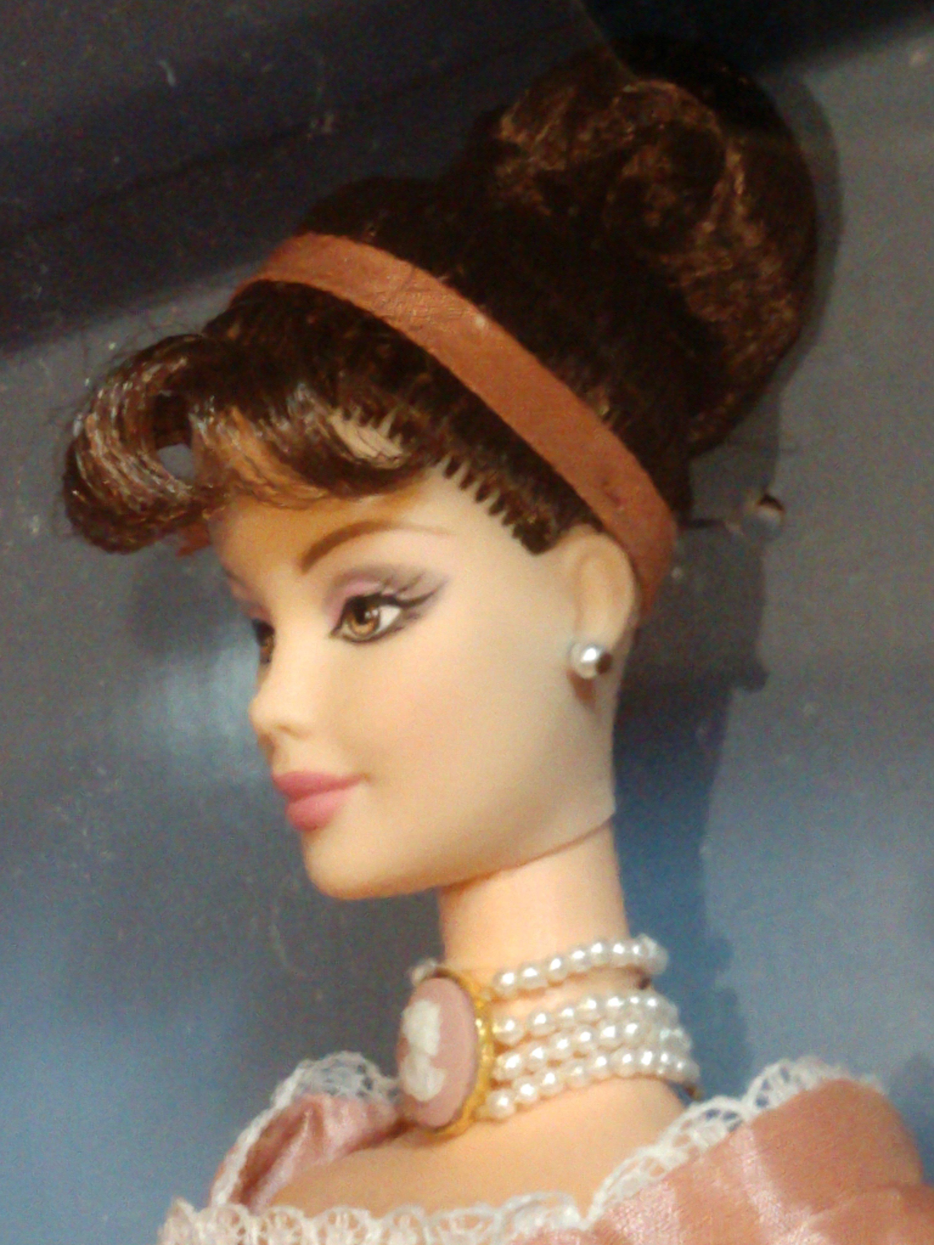 44	2000 Limited Edition Of 1759 Wedgwood England Brunette Barbie