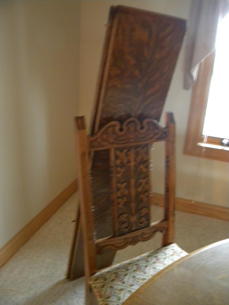 Round Oak Dining Room Table, W/2 Leaves, W/5 Matching Chair.