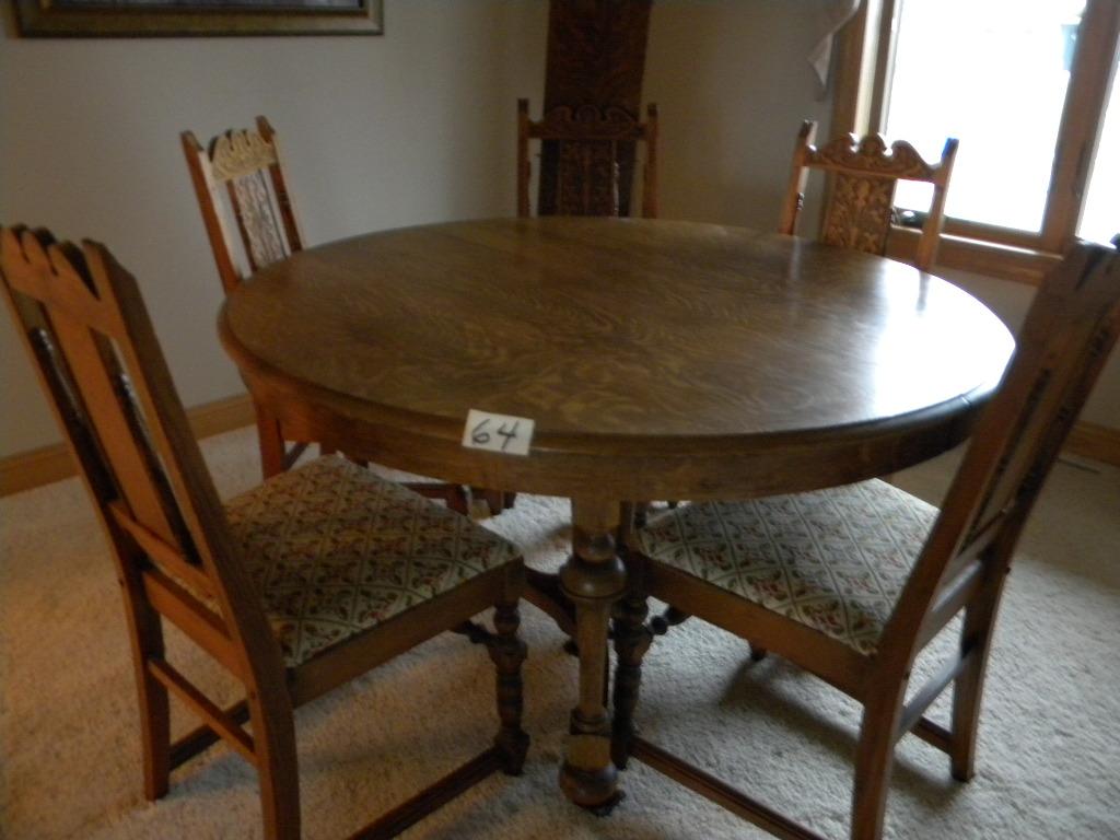 Round Oak Dining Room Table, W/2 Leaves, W/5 Matching Chair.