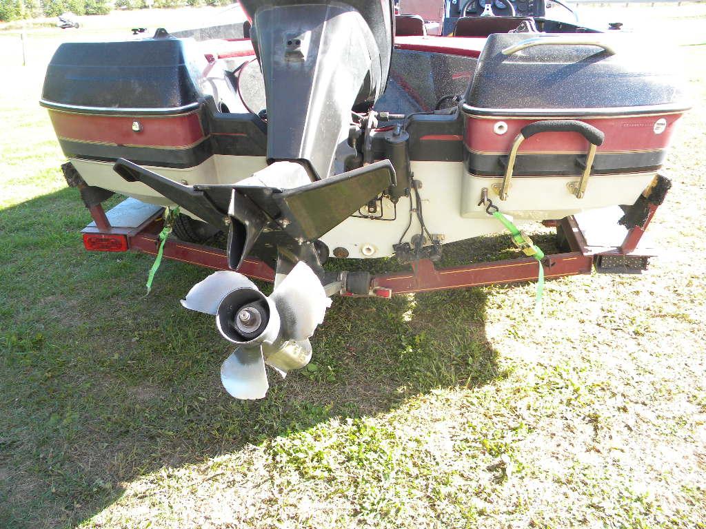 1990 Quantum 17' Fiberglas Run-about, Tilt Trailer, 120 Hp Honda Force Outboa