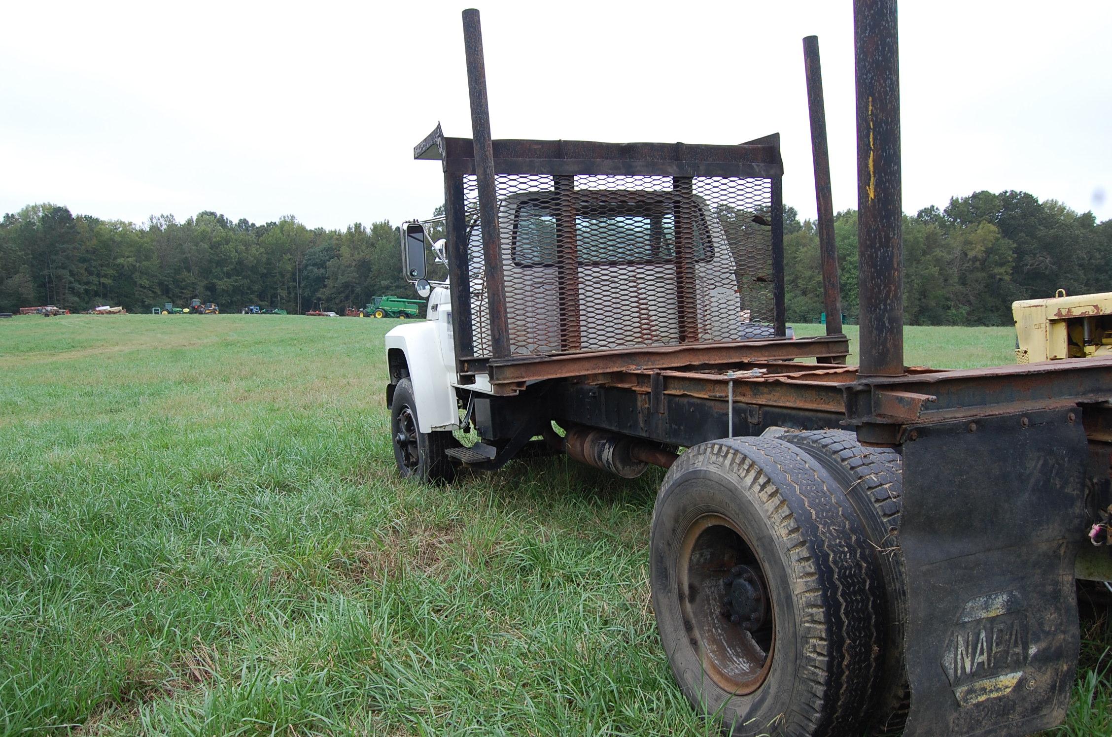 1986 Ford F8000 log truck