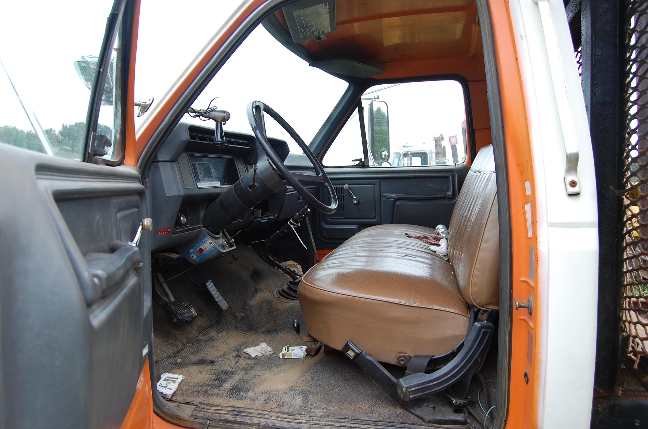 1986 Ford F8000 log truck