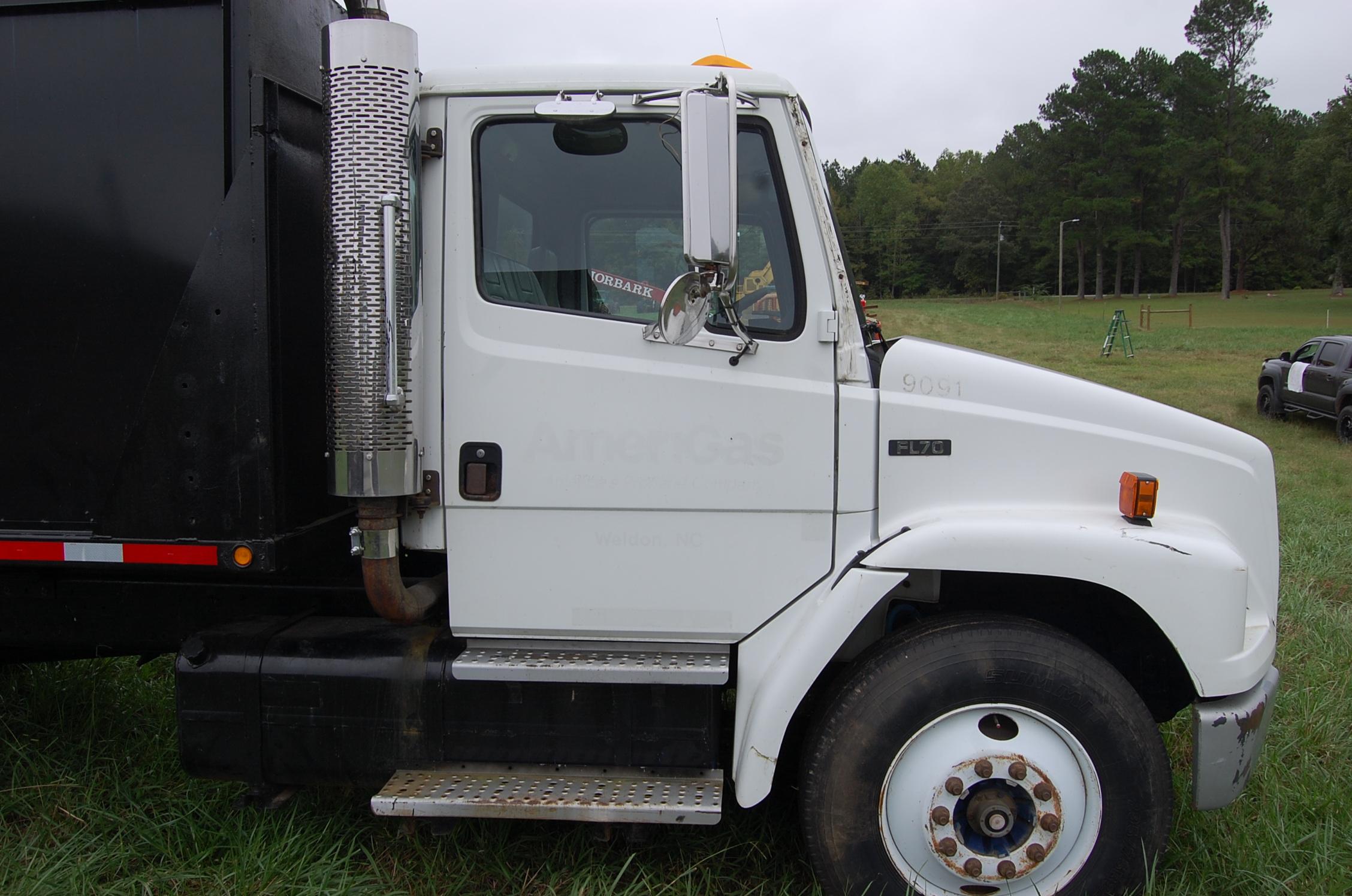 2000 Freightliner FL 70 chip truck