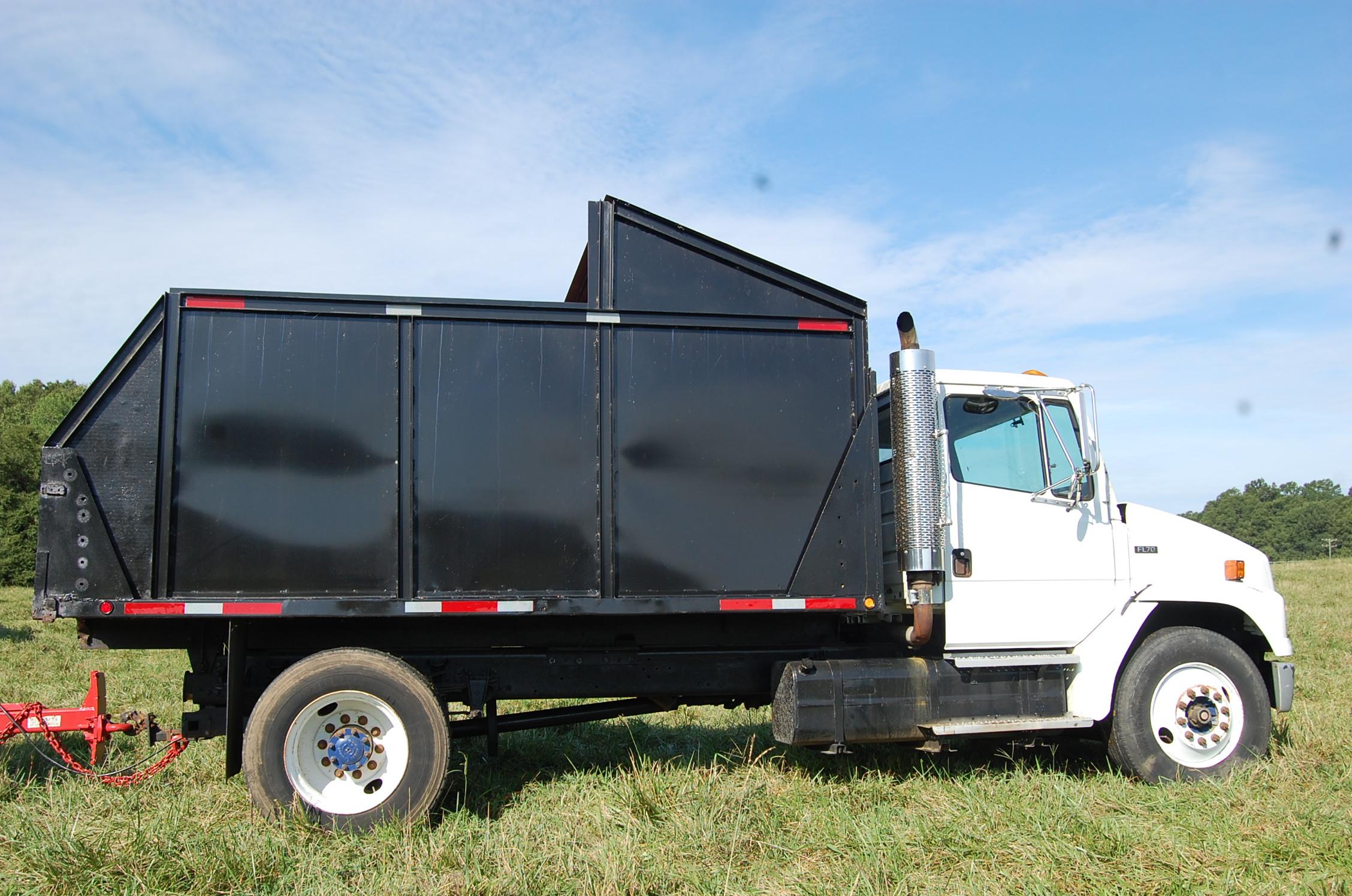 2000 Freightliner FL 70 chip truck