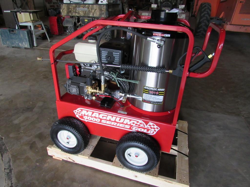 Magnum 4000 series pressure washer