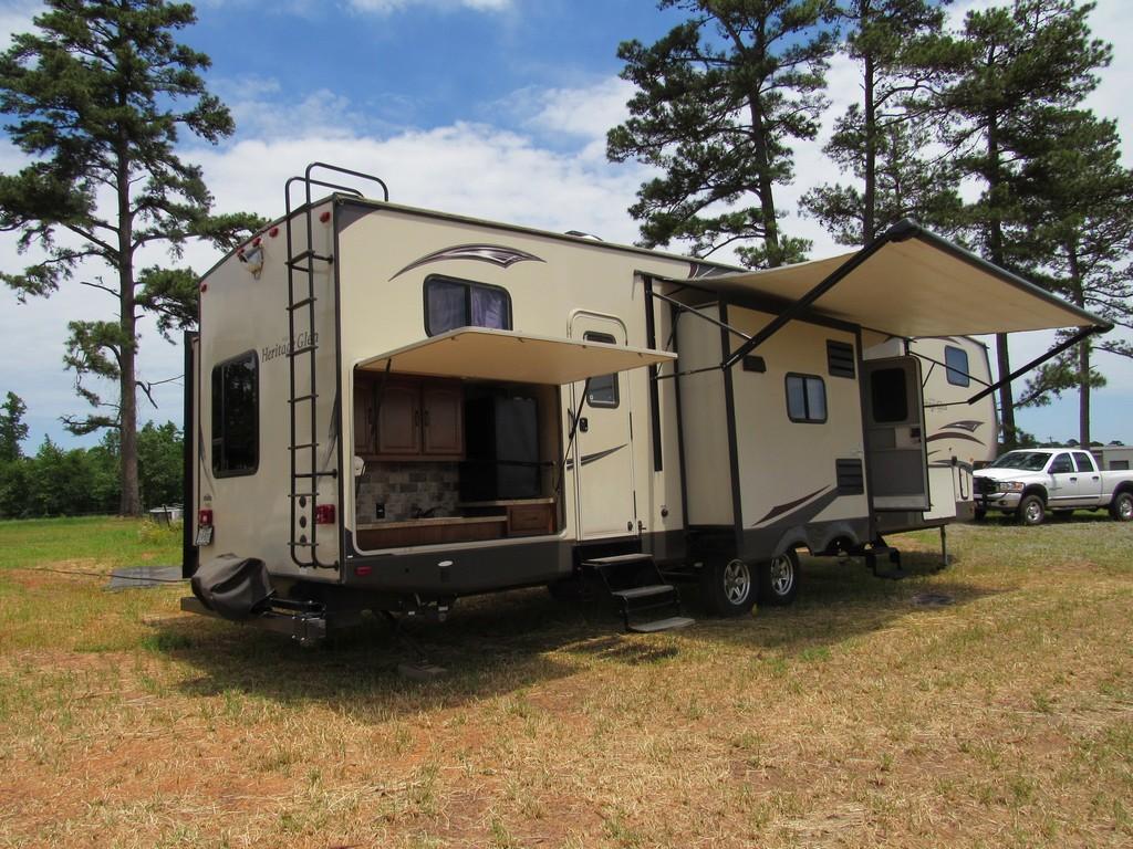 2015 Forest River Wildwood 5th Wheel Camper