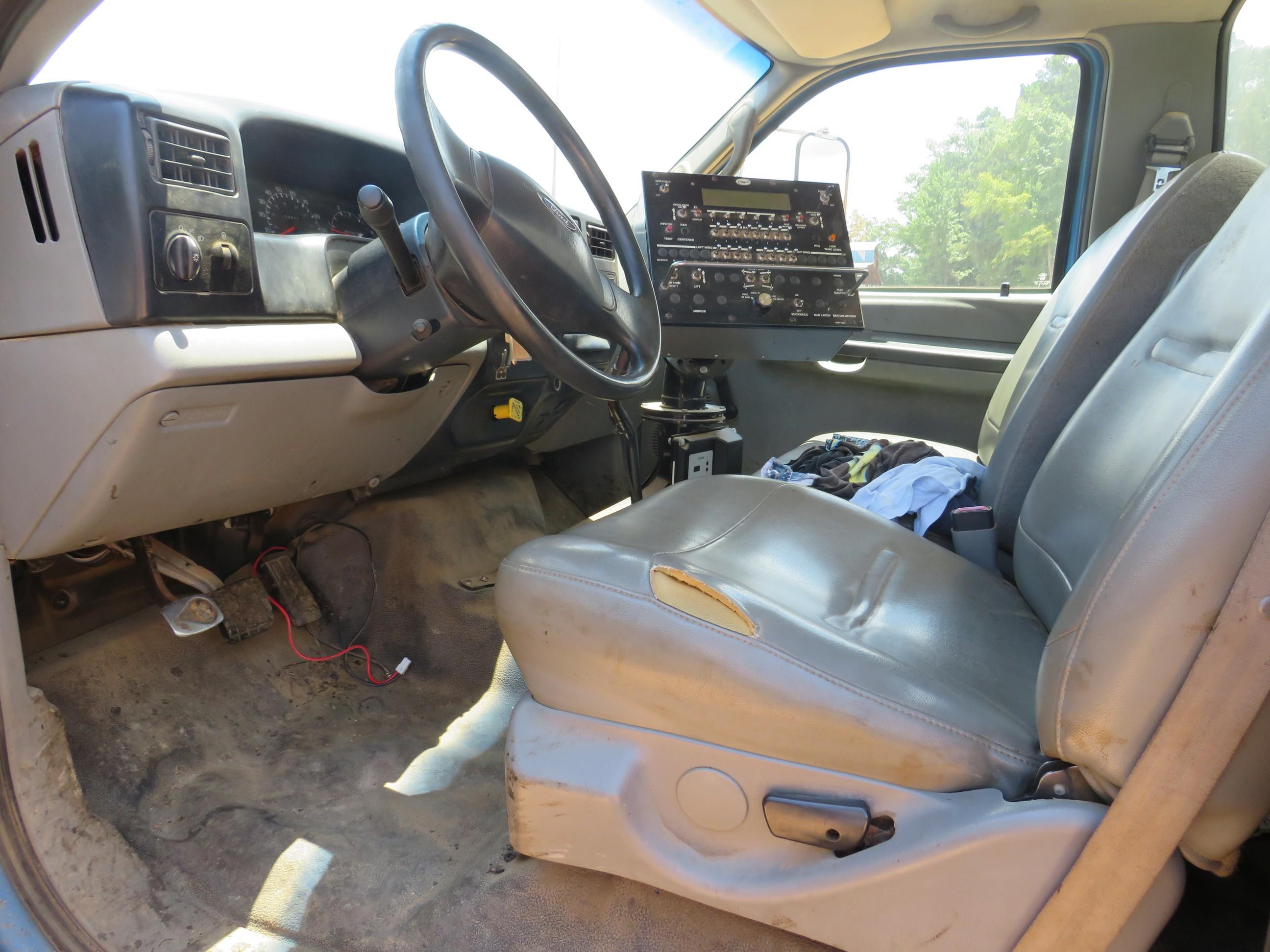 2006 Ford F750 XL Super Duty w/Etnyre Asphalt/Oil Distributor