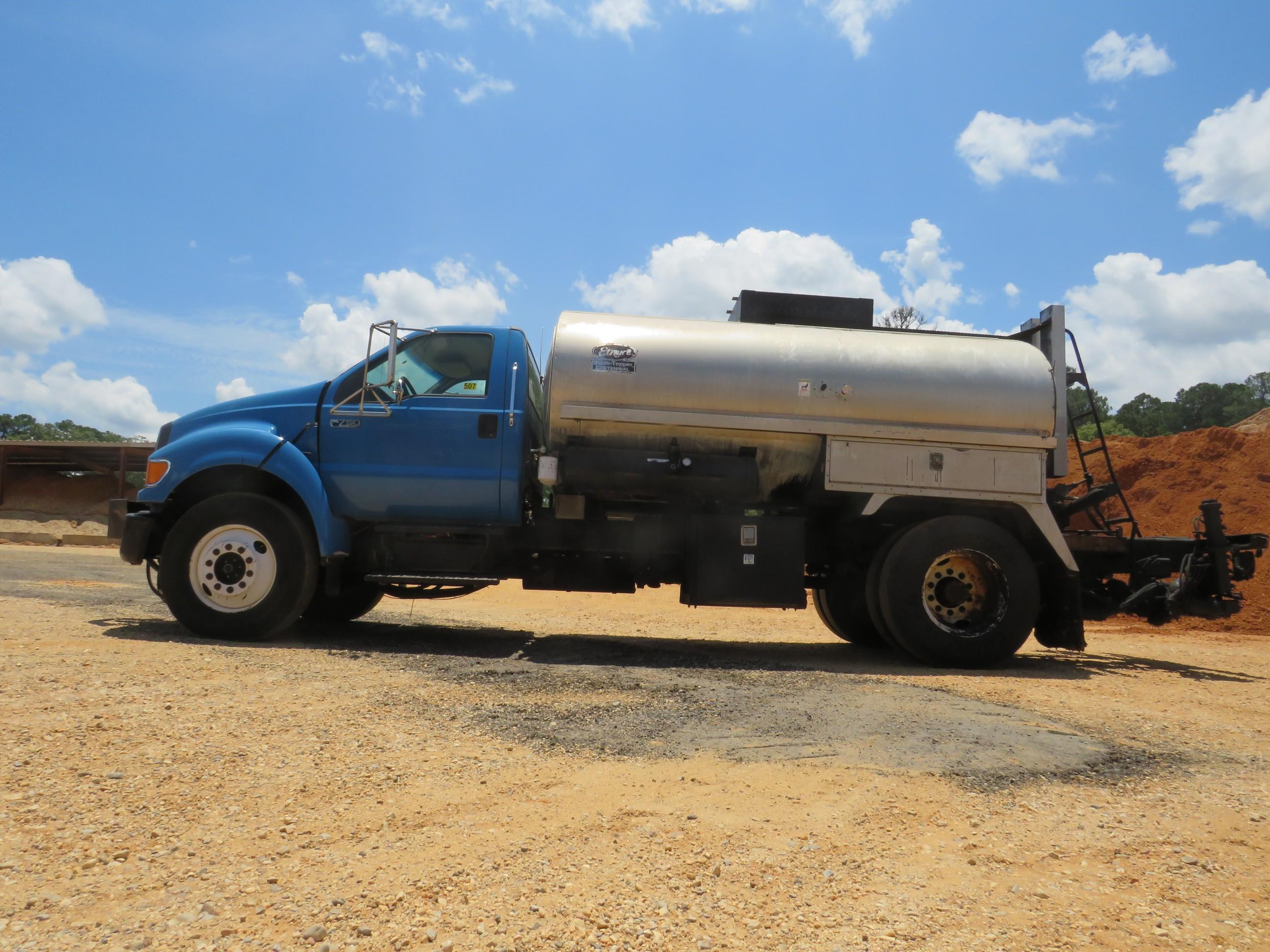 2006 Ford F750 XL Super Duty w/Etnyre Asphalt/Oil Distributor