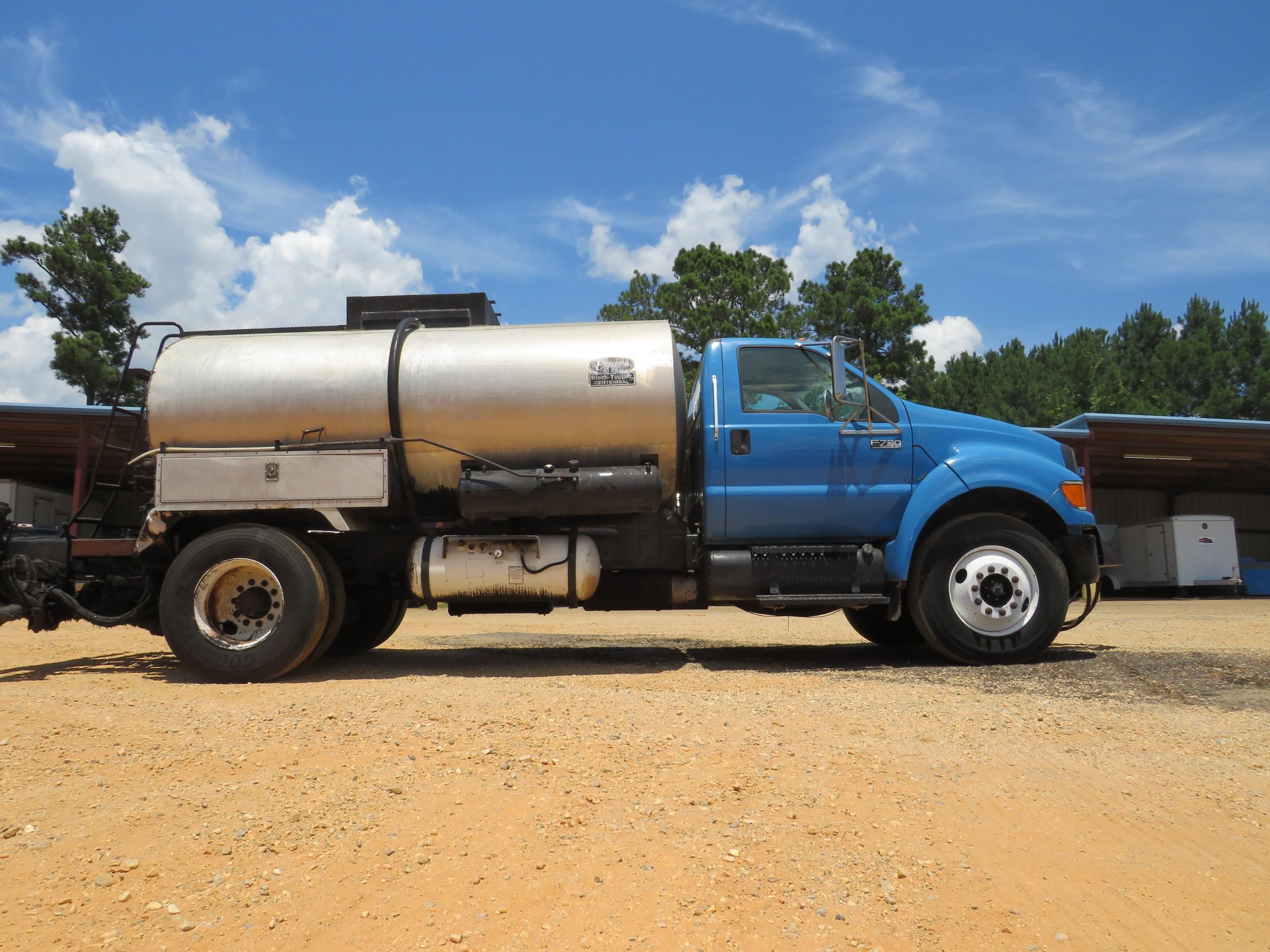 2006 Ford F750 XL Super Duty w/Etnyre Asphalt/Oil Distributor