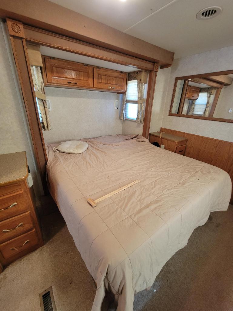 2005 Challenger by Damon motor coach 353F