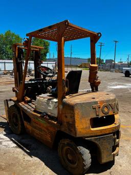 Toyota D20 diesel forklift, 4282 hours showing Slave cylinder is weak, date plate is missing