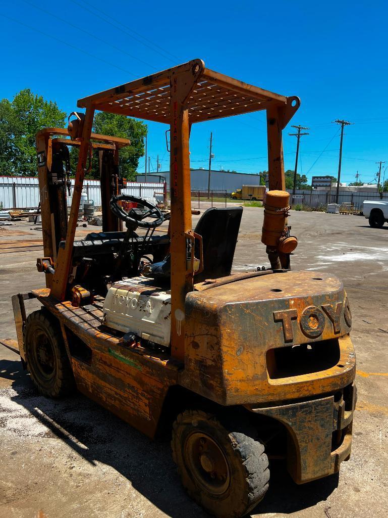 Toyota D20 diesel forklift, 4282 hours showing Slave cylinder is weak, date plate is missing