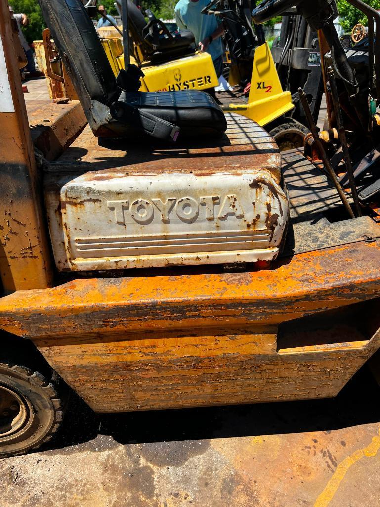 Toyota D20 diesel forklift, 4282 hours showing Slave cylinder is weak, date plate is missing