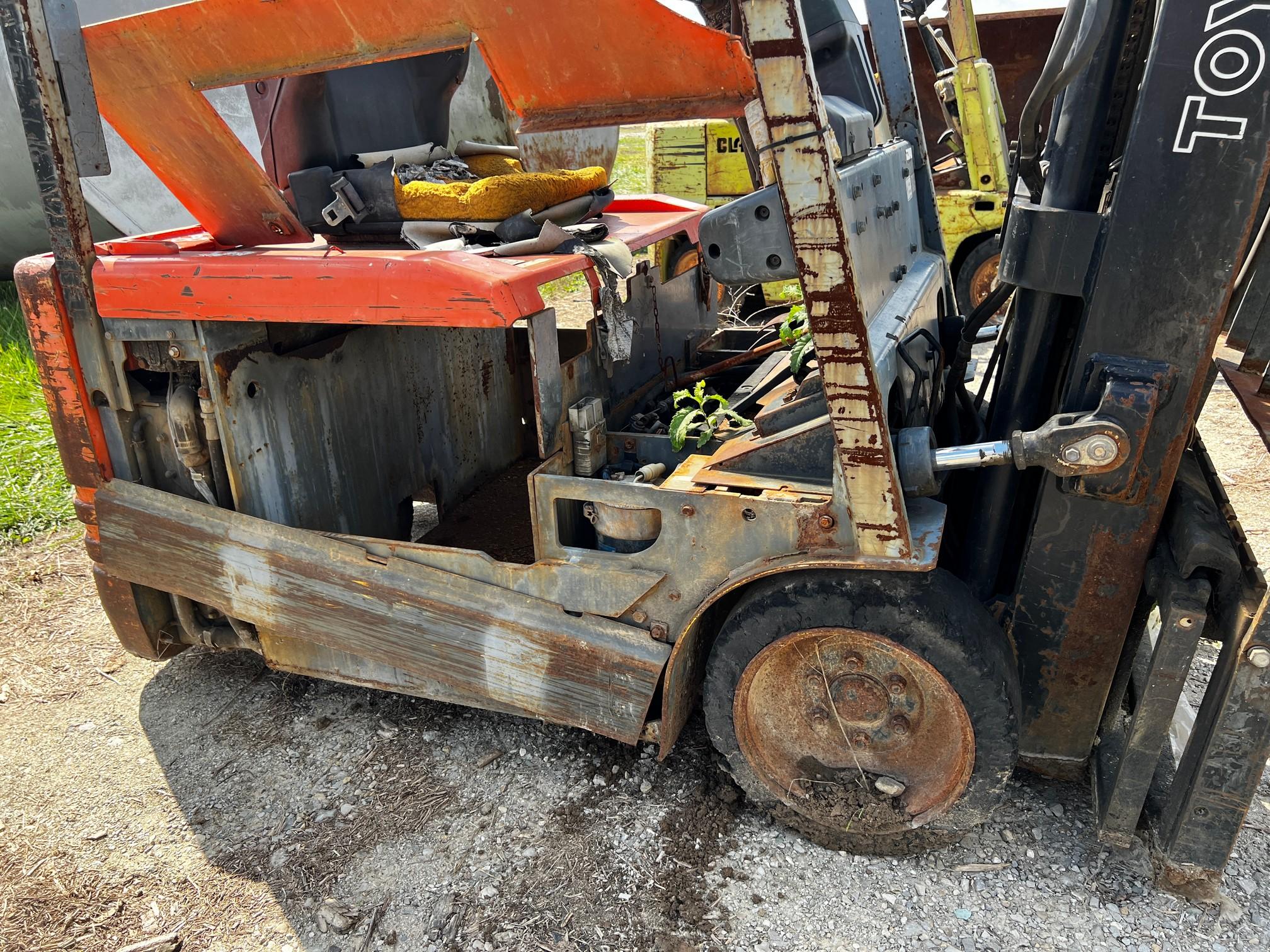 Toyota electric forklift CONDITION UNKNOWN
