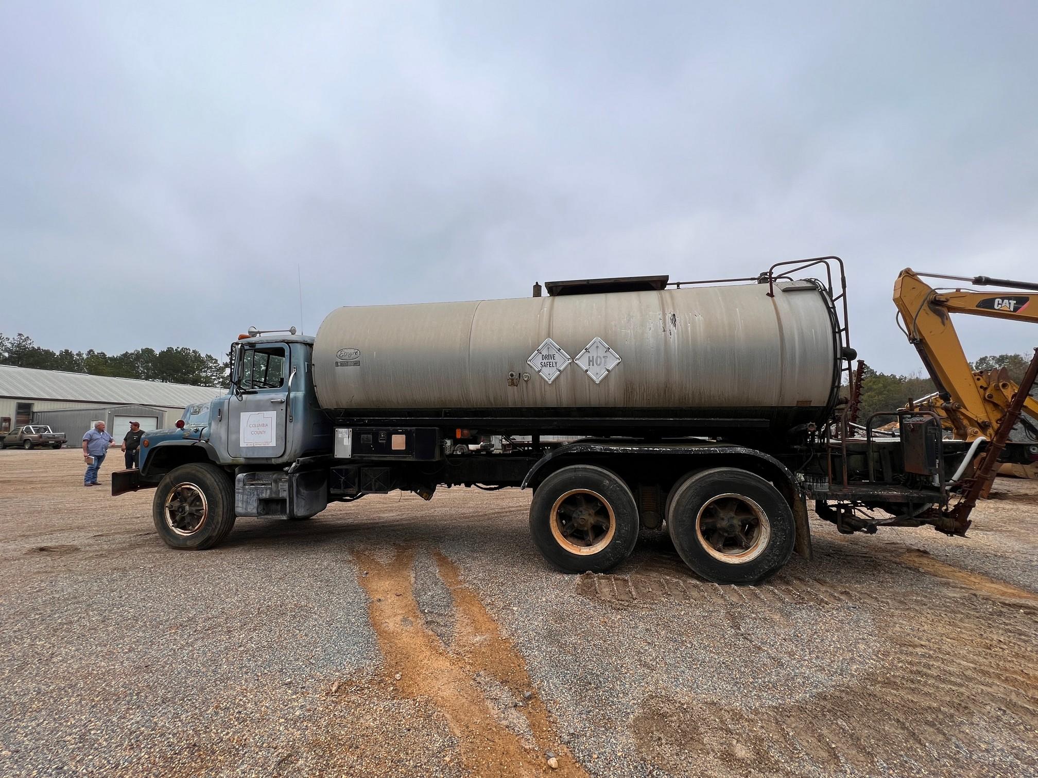 1979 Mack DM w/Etnyre BT-HL 4,175 gallon oil tank