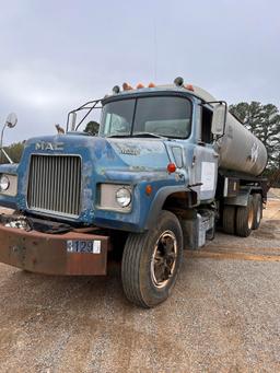 1979 Mack DM w/Etnyre BT-HL 4,175 gallon oil tank