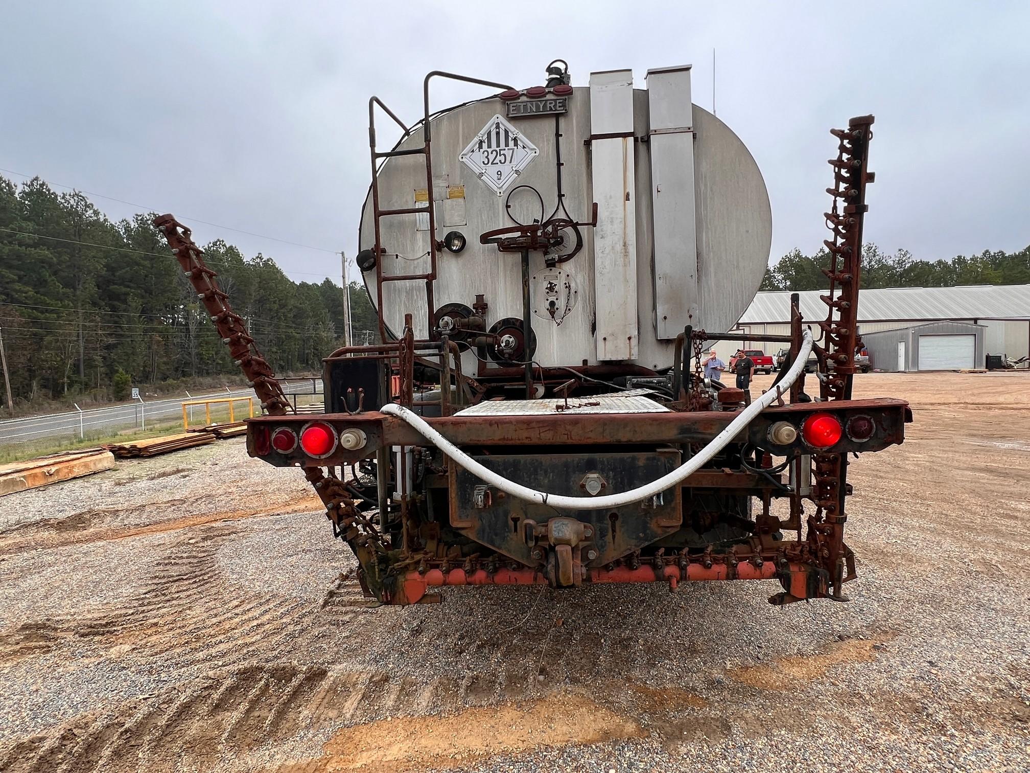 1979 Mack DM w/Etnyre BT-HL 4,175 gallon oil tank