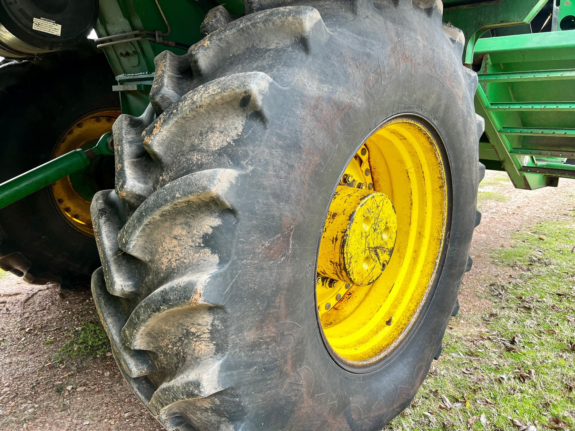 John Deere 7760 Cotton Picker 3527 hours showing, 2563 fan hours showing