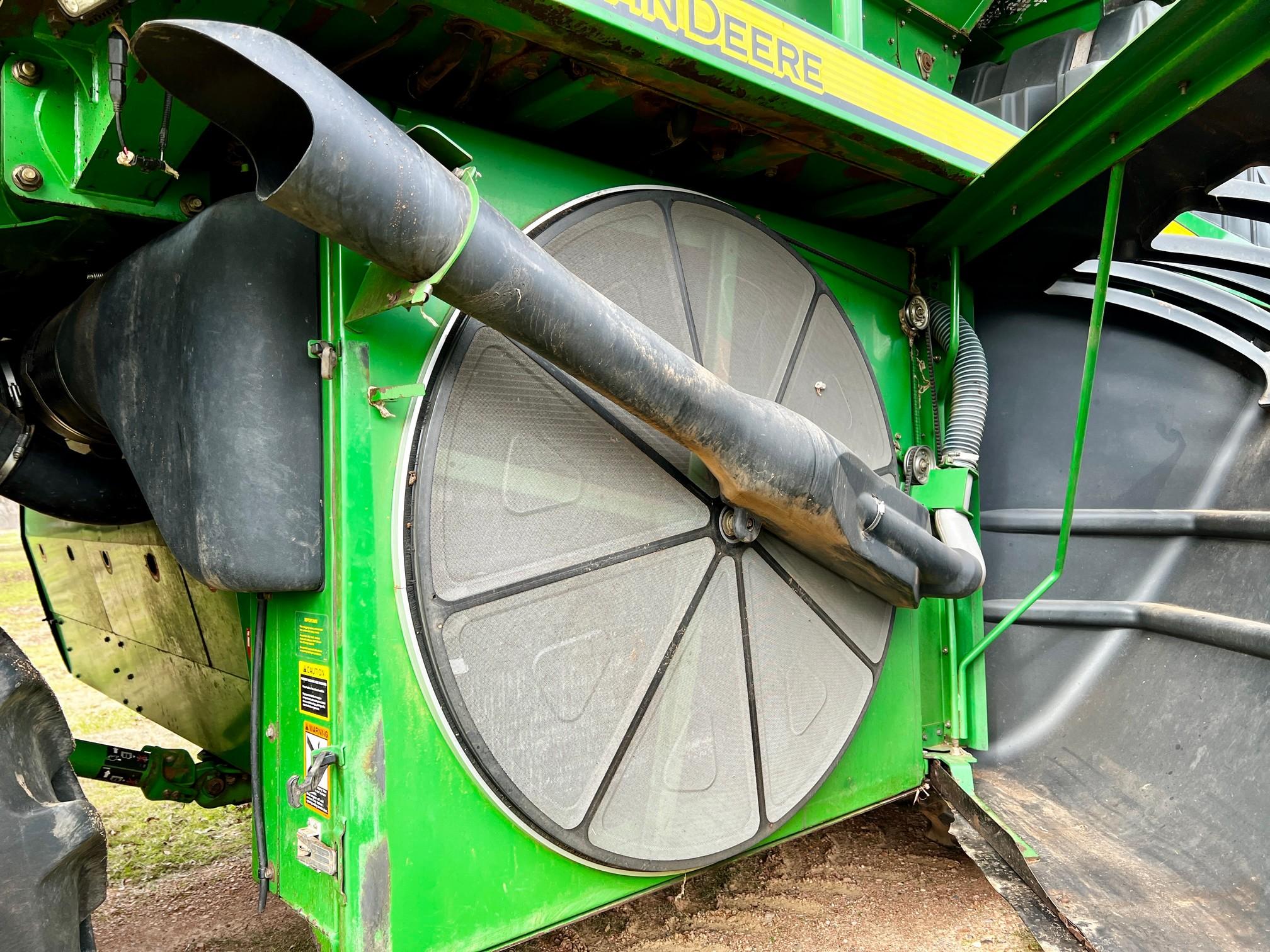 John Deere 7760 Cotton Picker 3527 hours showing, 2563 fan hours showing