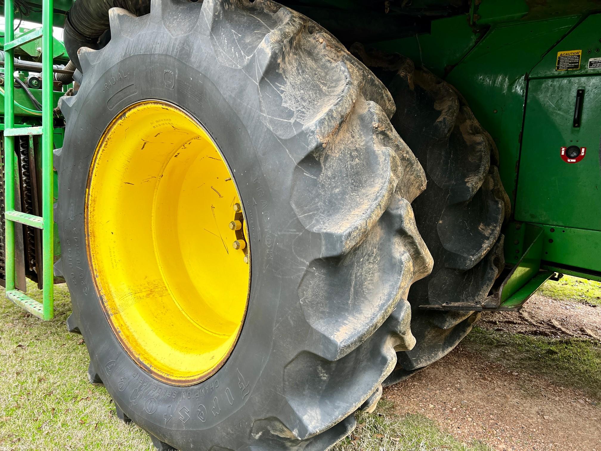 John Deere 7760 Cotton Picker 3527 hours showing, 2563 fan hours showing