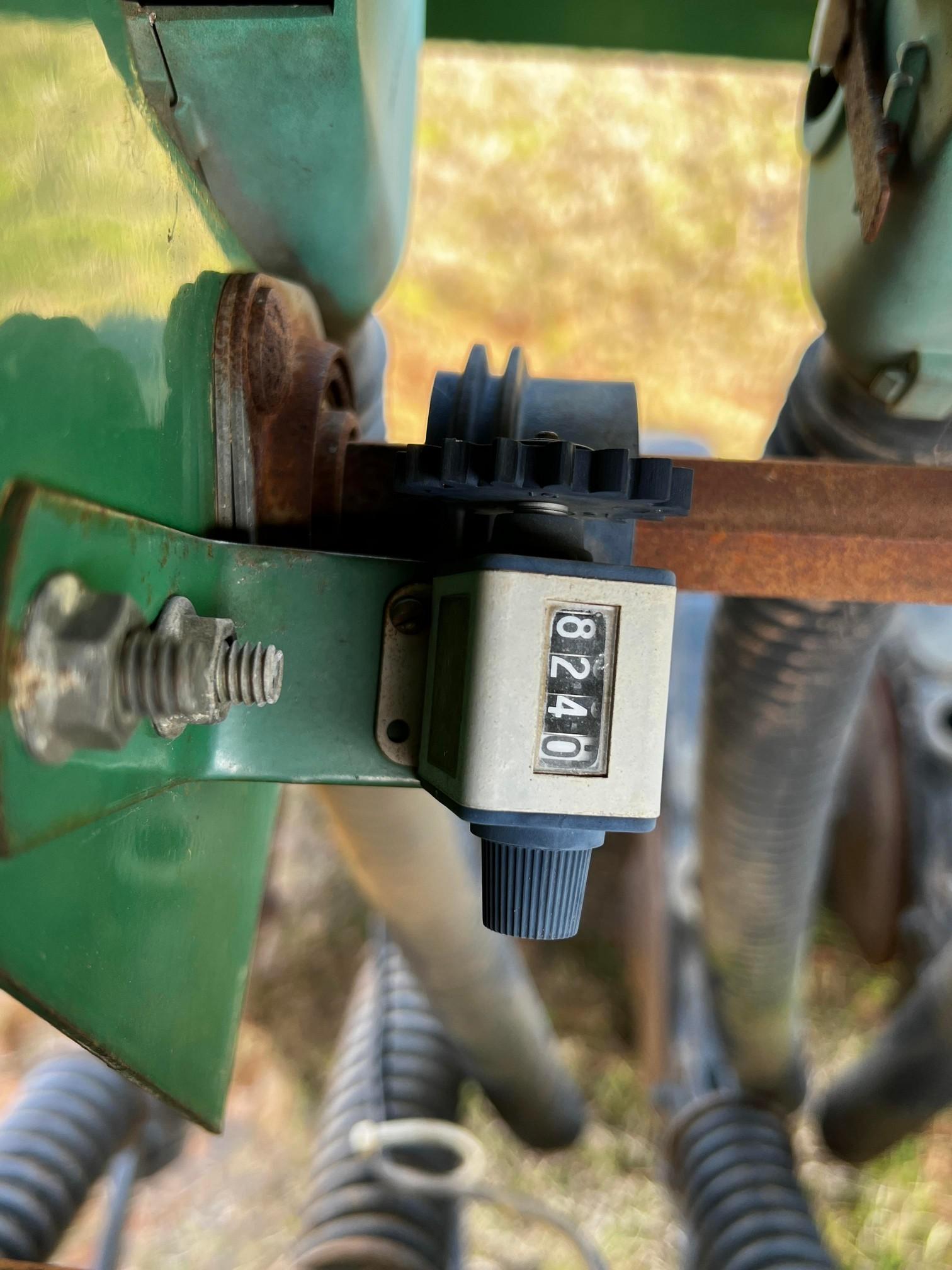 John Deere 1520 no till drill 15' long, 8" spacing, hydraulic markers, Sn# H01520X670340