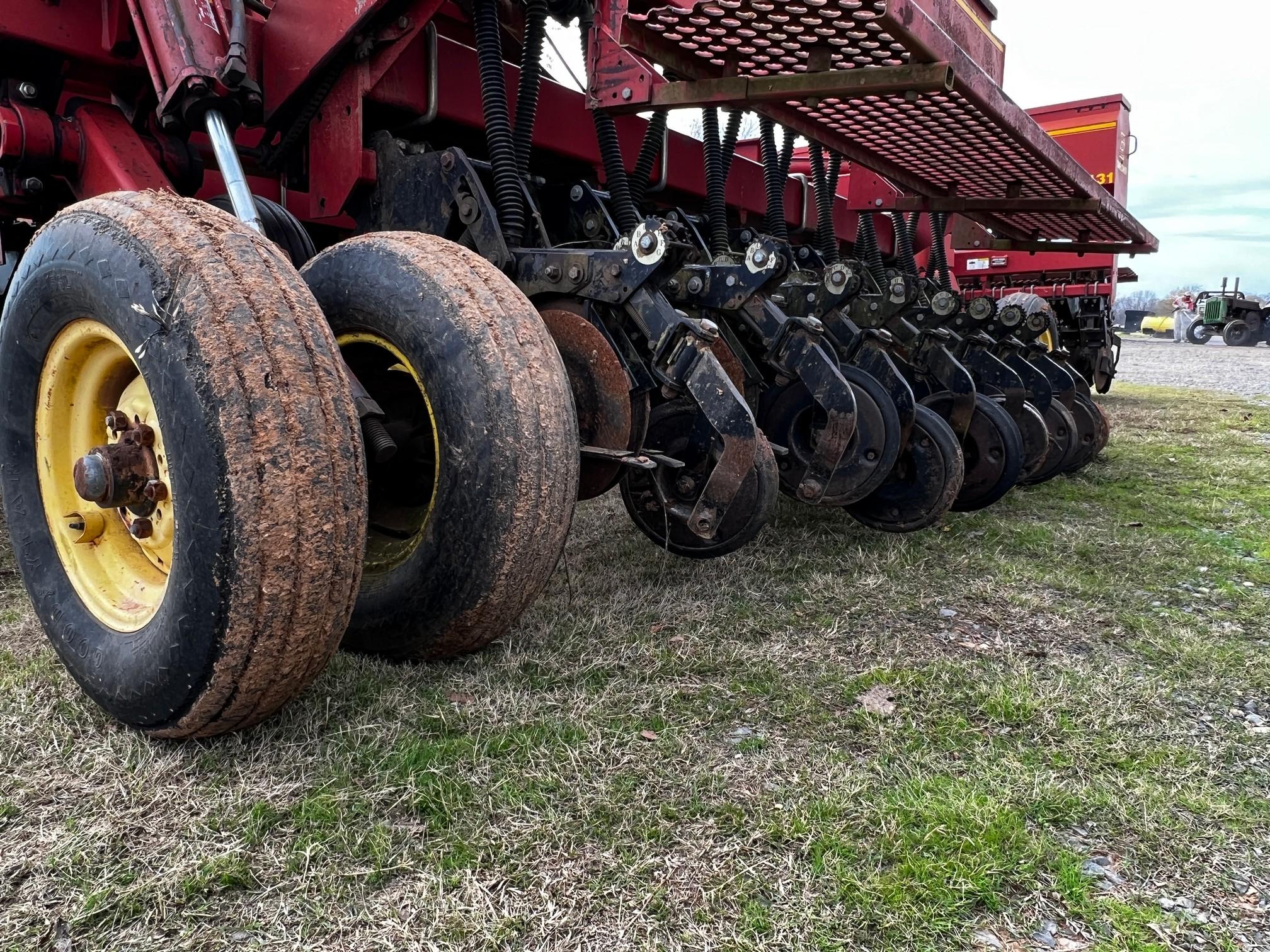 Sunflower 9431-30 Hyd folding no till grain drill 8" spacing, 9498-201