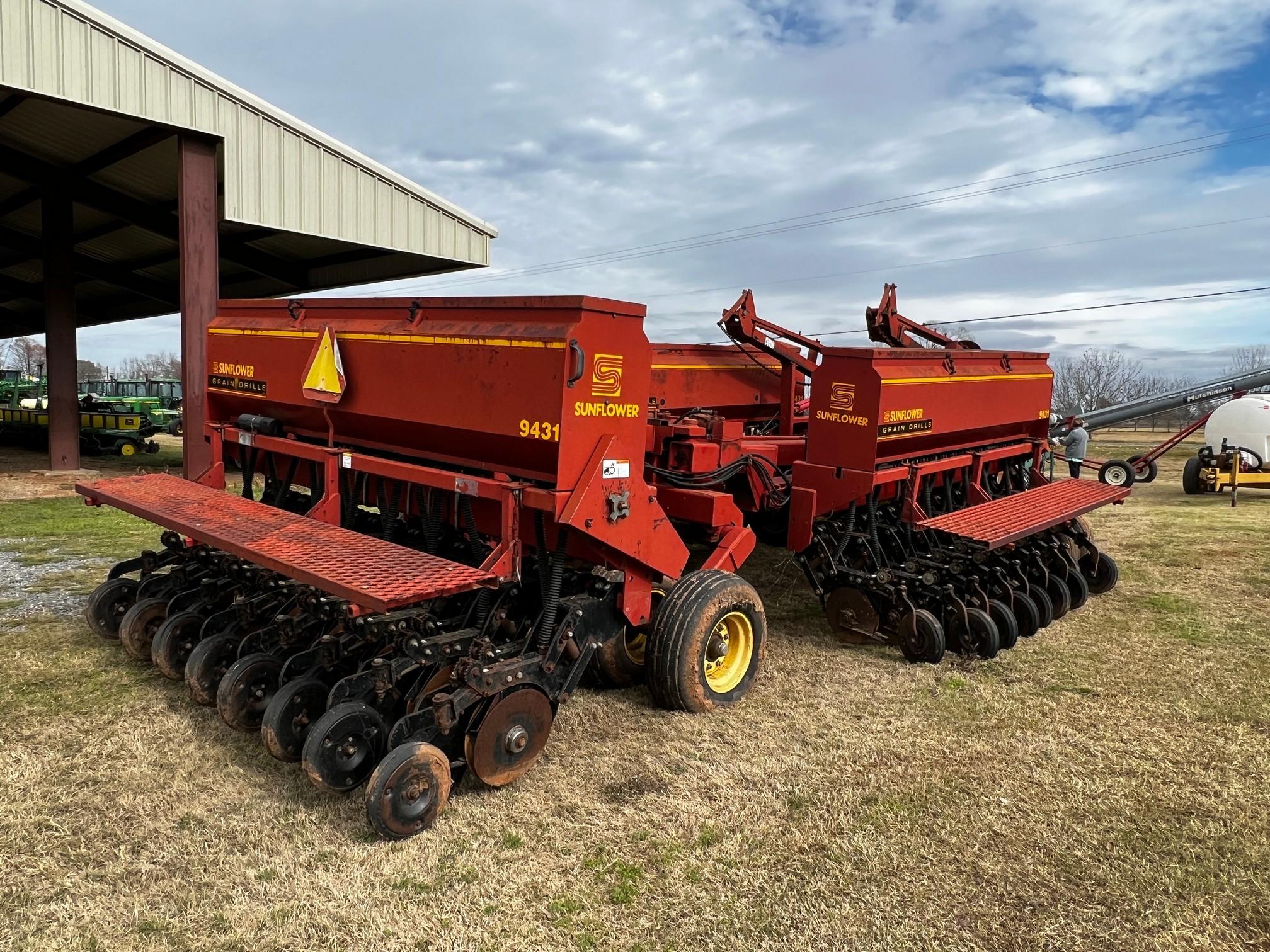 Sunflower 9431-30 Hyd folding no till grain drill 8" spacing, 9498-201