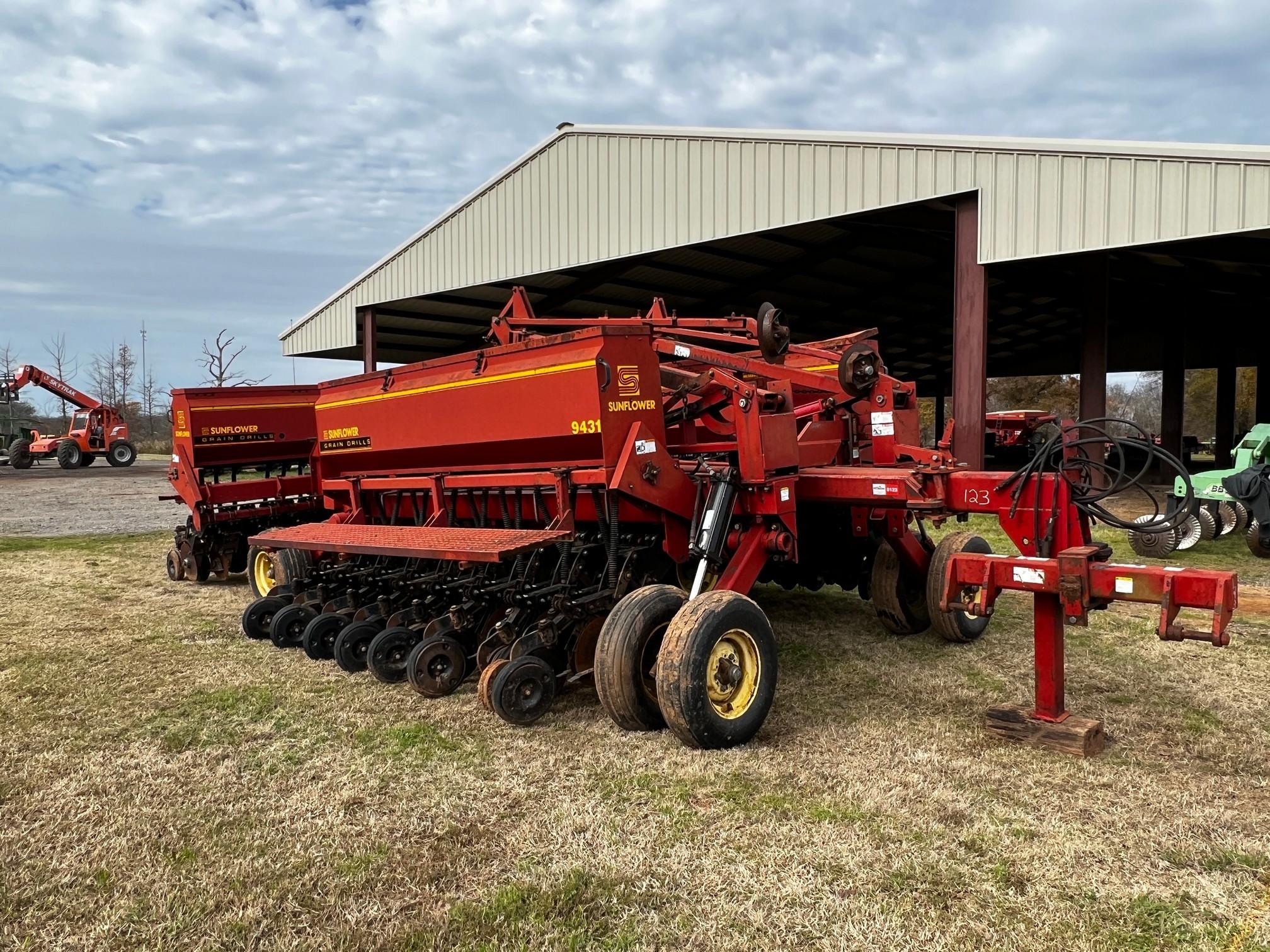 Sunflower 9431-30 Hyd folding no till grain drill 8" spacing, 9498-201