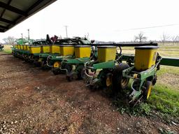 John Deere 1720 MaxEmerge Plus VacuMeter Planter w/monitor, 38" spacing