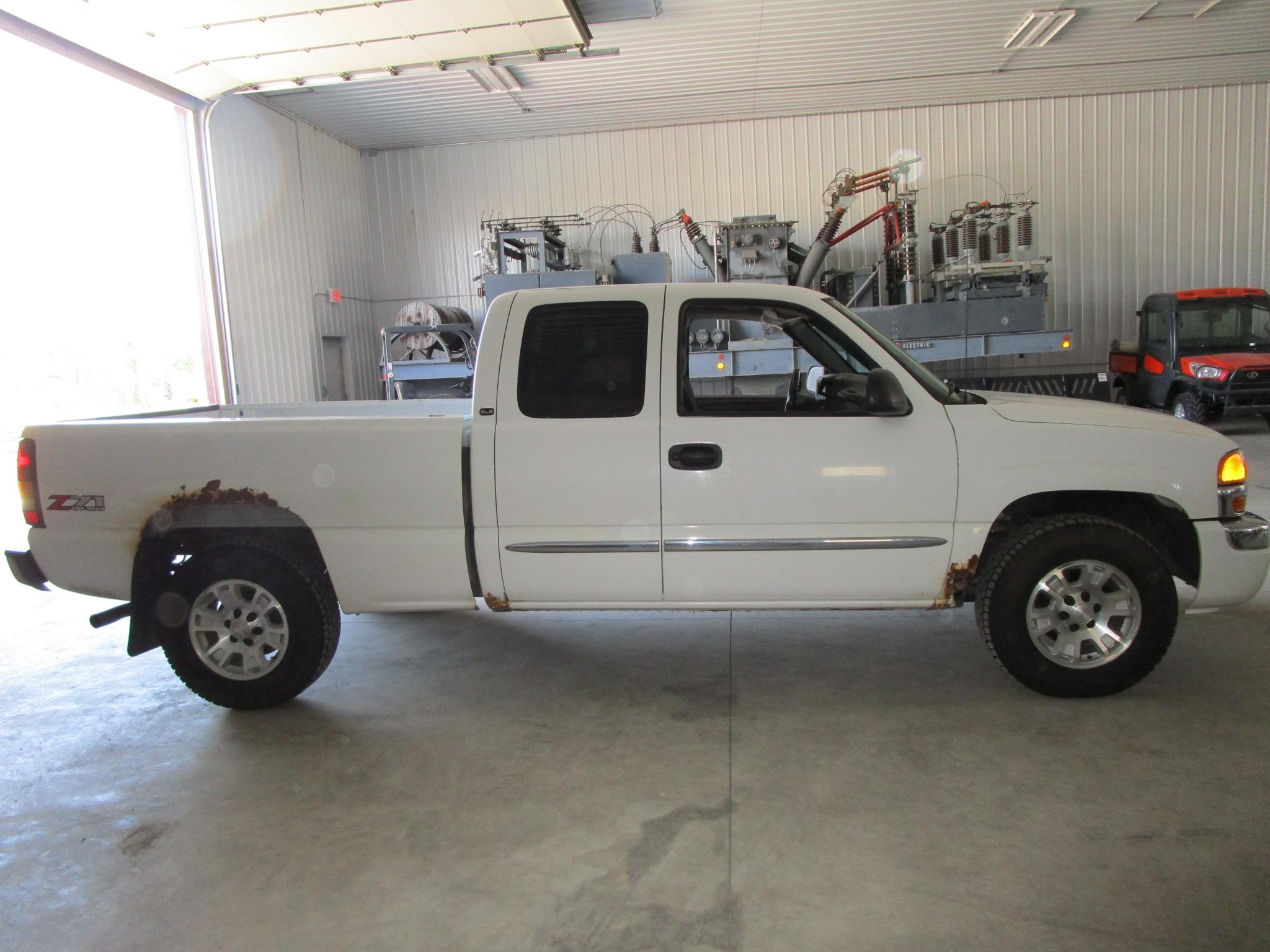 2005 SLE Z-71 Chev ½ ton pick up, 4 x 4, extended cab, short box, new tires, cloth seats, 249,875 mi