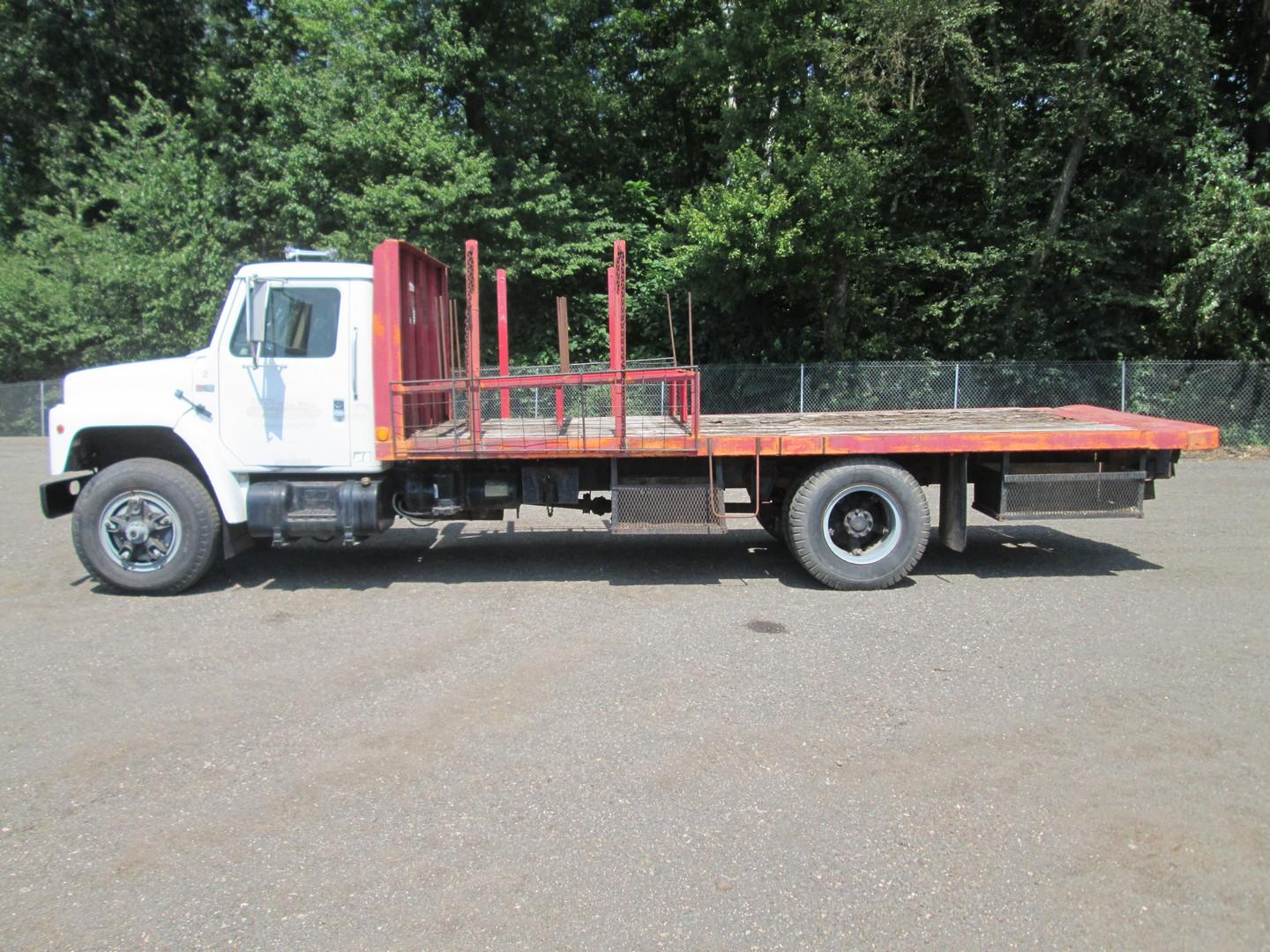 1985 International 1954 S/A Flatbed Truck