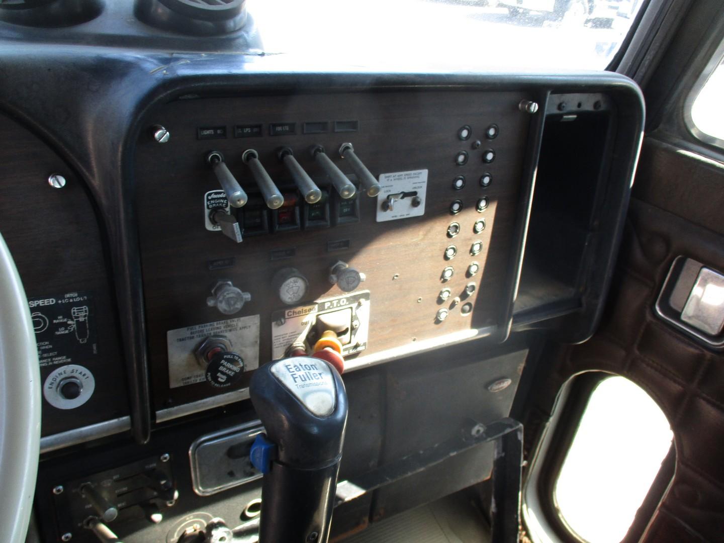 1985 Peterbilt 359 Tri/A Rolloff Truck