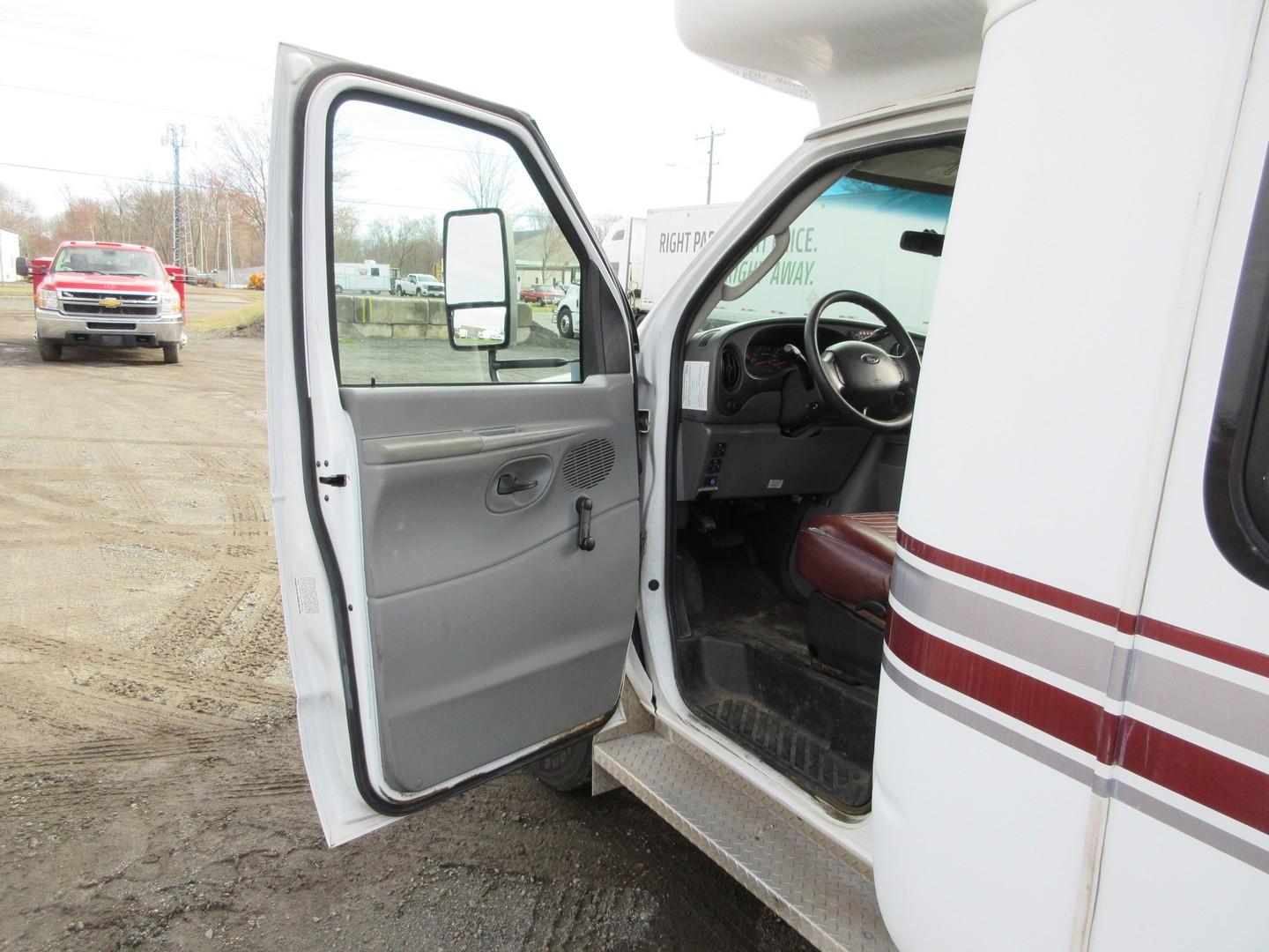 2008 Ford E-450 Bus