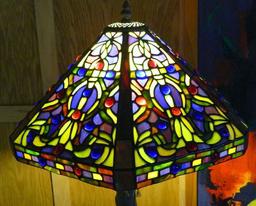 Tiffany-style Glass Shade Table Lamp