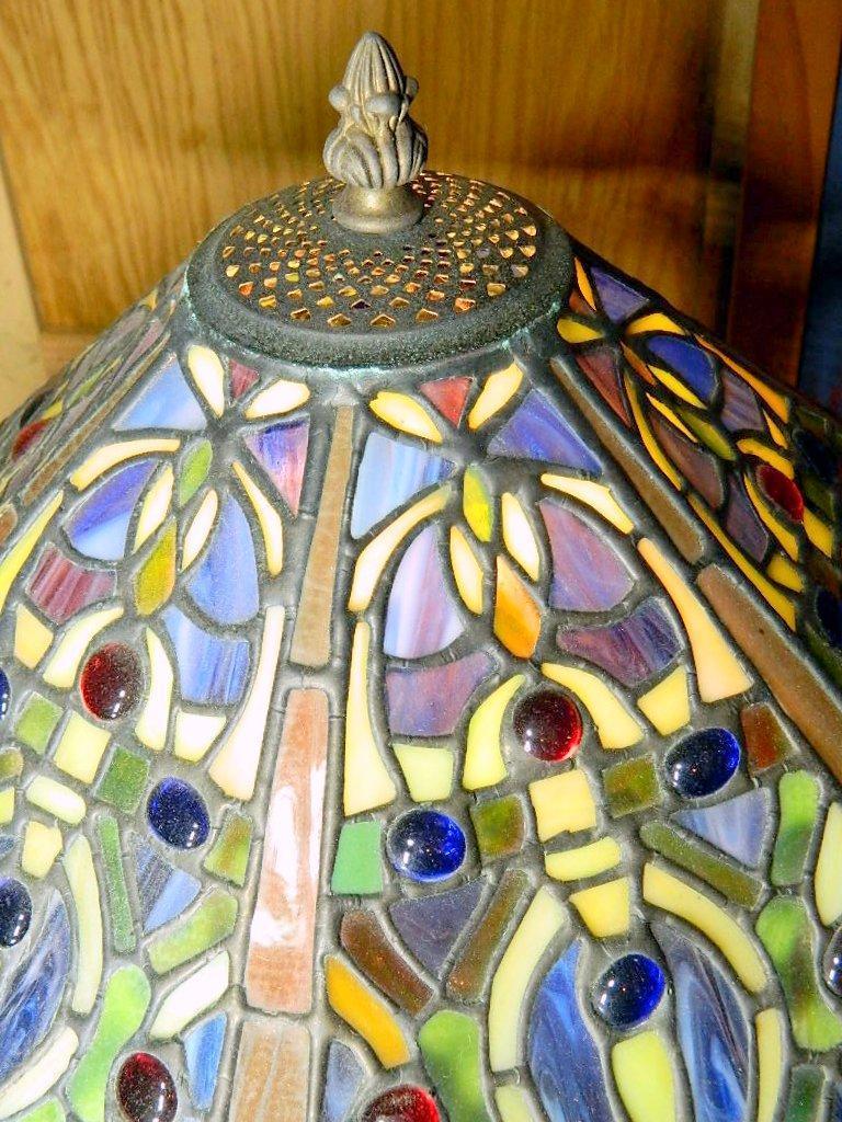 Tiffany-style Glass Shade Table Lamp