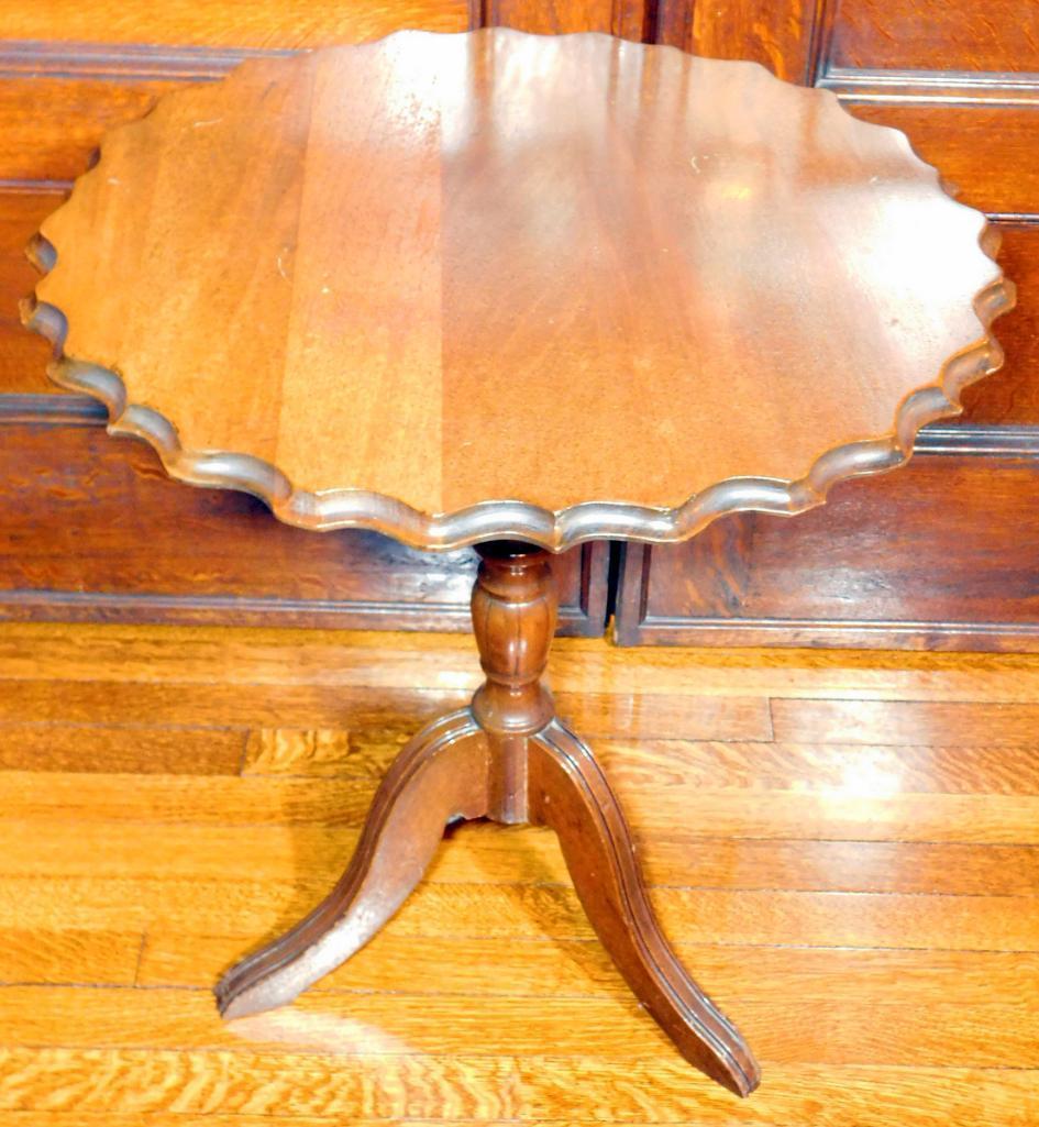 Round Tilt-top Scalloped Edge Table