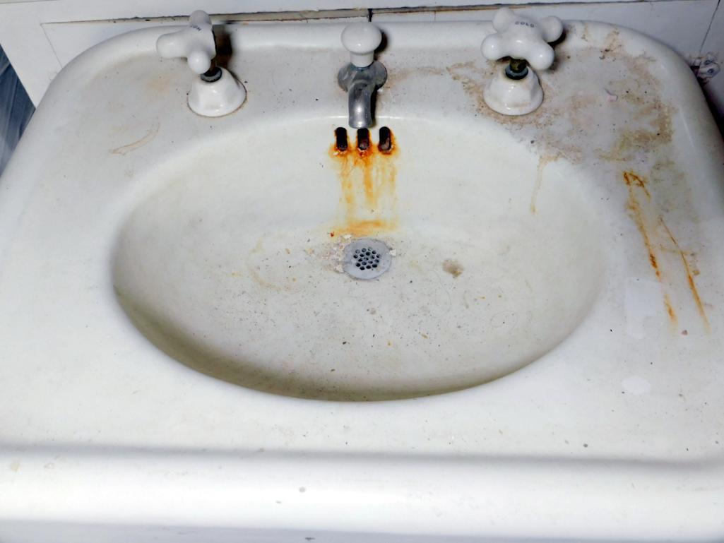 Vintage White Bathroom Pedestal Sink