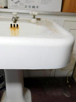 Vintage White Bathroom Pedestal Sink