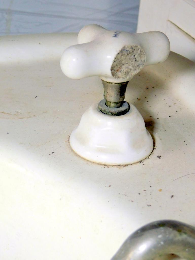 Vintage White Bathroom Pedestal Sink