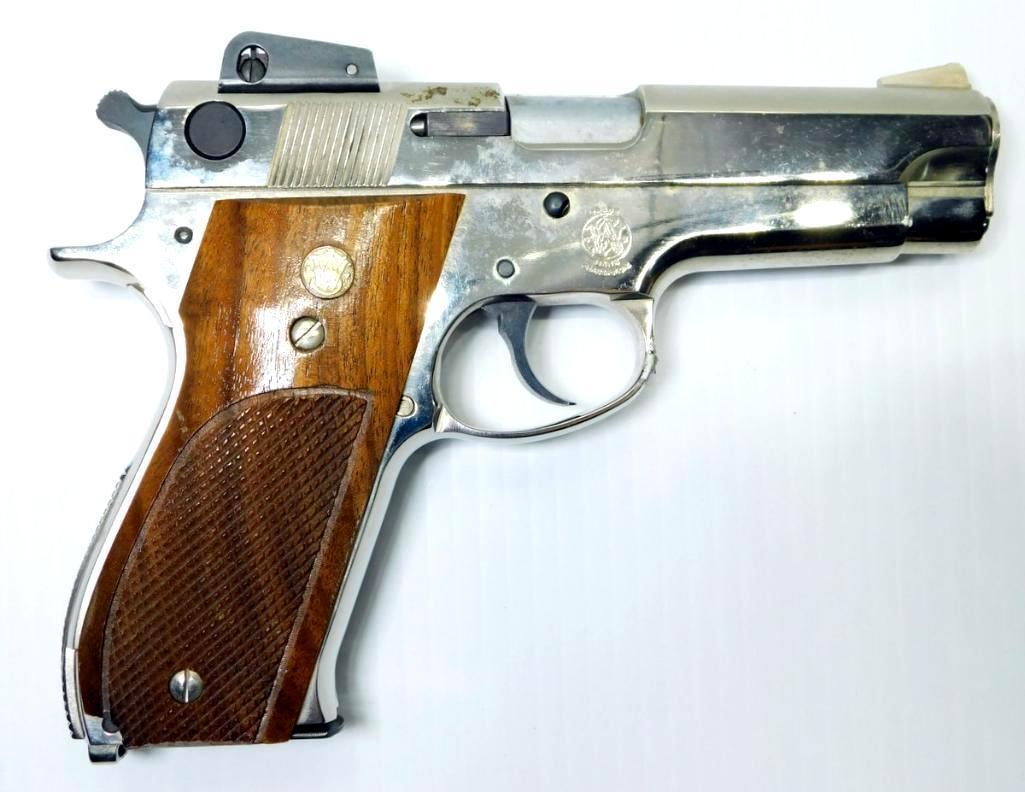 Smith & Wesson Model 439 Semi-auto 9mm Pistol w/ Extra Mags