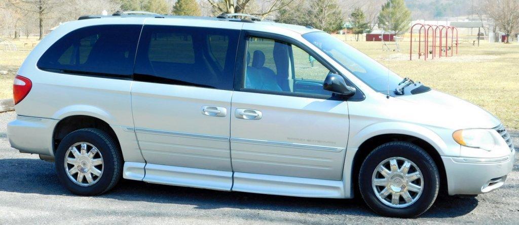 2006 Chrysler Town & Country Van w/ BraunAbility Entervan Side-Entry Wheelchair Package