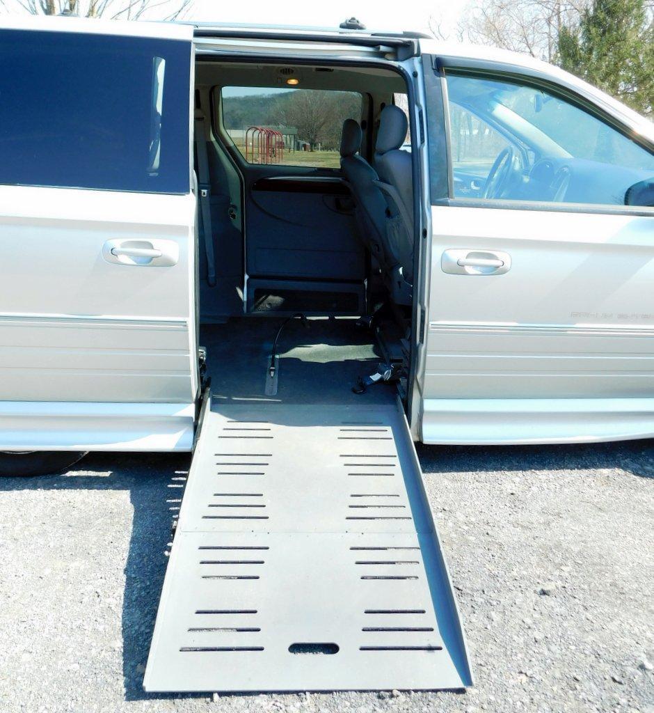 2006 Chrysler Town & Country Van w/ BraunAbility Entervan Side-Entry Wheelchair Package