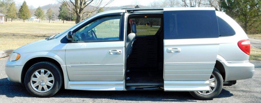 2006 Chrysler Town & Country Van w/ BraunAbility Entervan Side-Entry Wheelchair Package