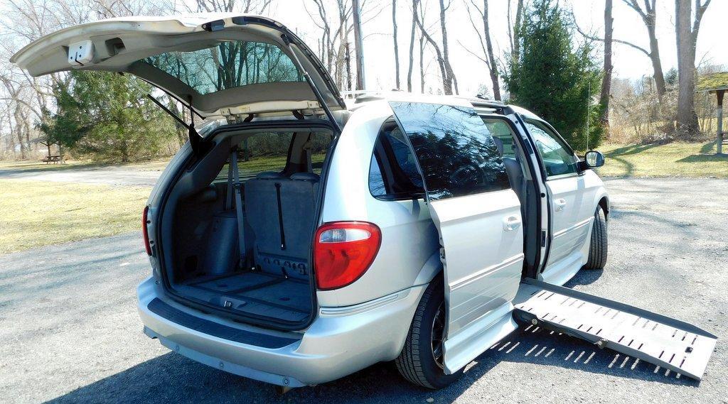 2006 Chrysler Town & Country Van w/ BraunAbility Entervan Side-Entry Wheelchair Package