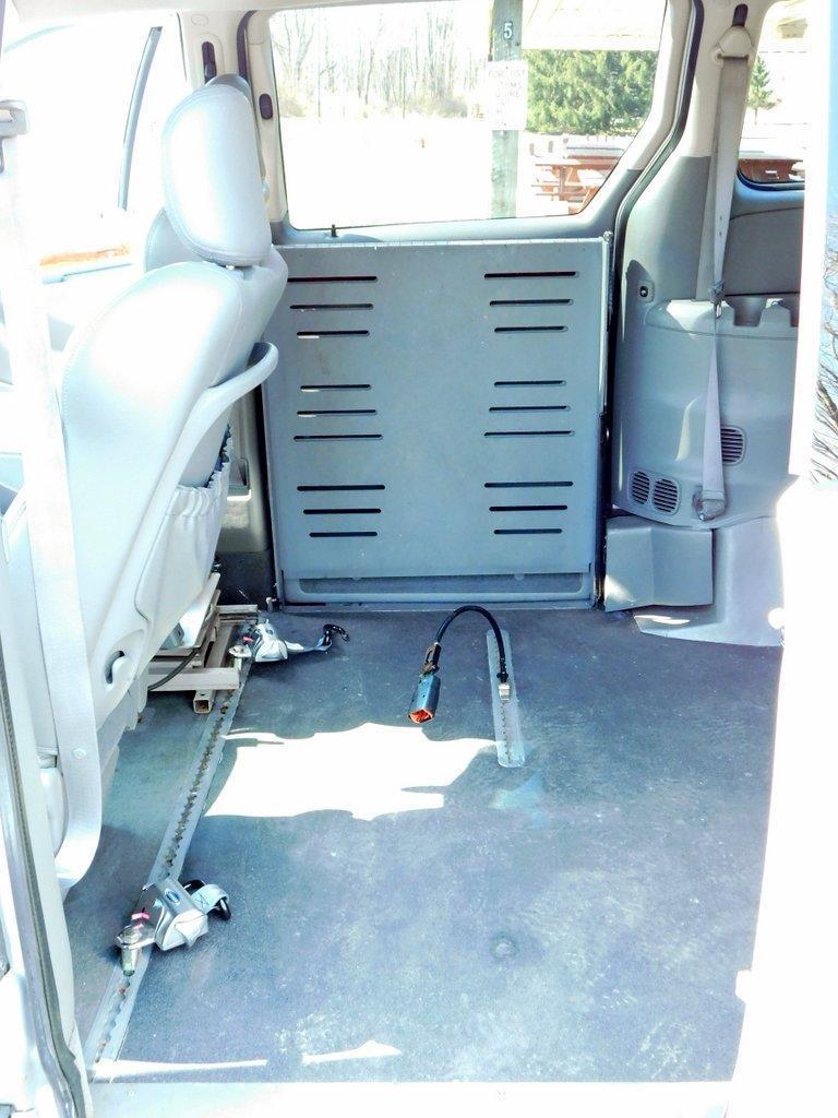 2006 Chrysler Town & Country Van w/ BraunAbility Entervan Side-Entry Wheelchair Package